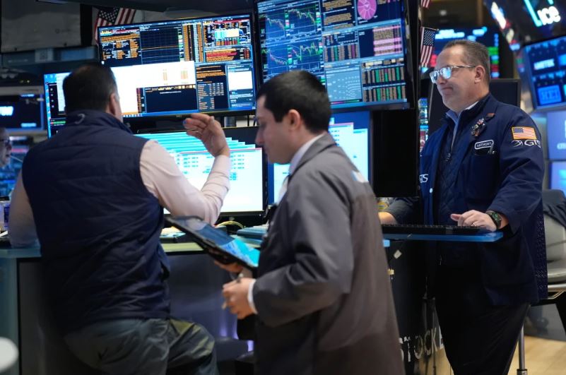Vuelven a dispararse los precios del petróleo y Wall Street se desploma de nuevo