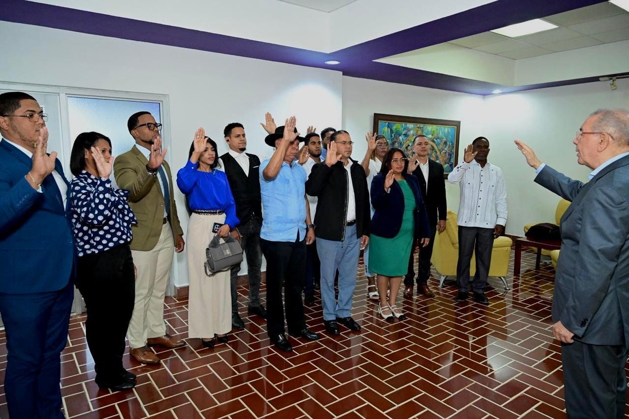 Danilo Medina juramenta en el PLD dirigentes renunciantes del PCR
