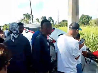 HIGUEY: Tres jóvenes muertos al chocar yipeta a un poste de luz