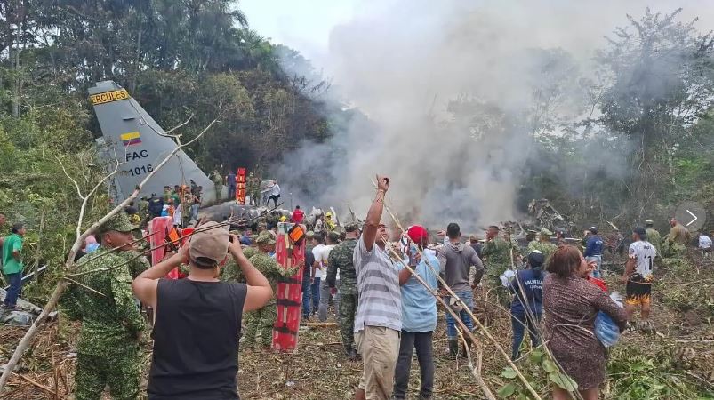 Avión militar con 121 personas a bordo se estrella en Colombia; hay más de 30 muertos