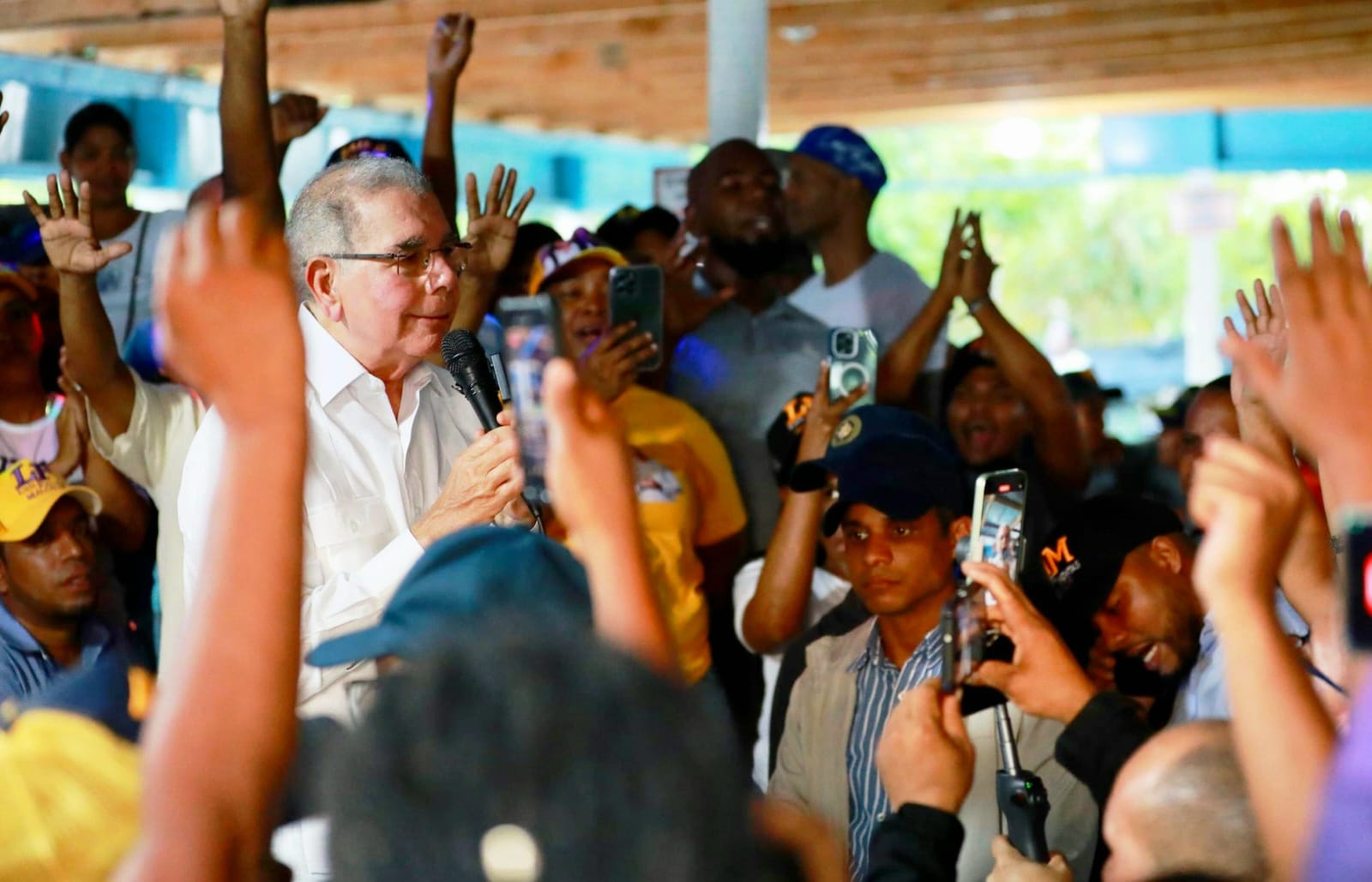 Danilo Medina y Johnny Pujols se reúnen con productores agropecuarios y dirigentes campesinos