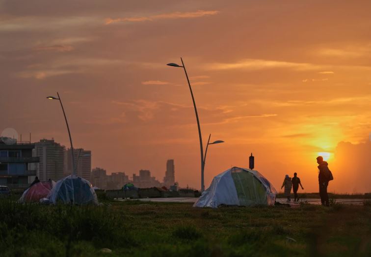 Israel intensifica su campaña en Líbano; Irán mantiene su control sobre el tráfico marítimo