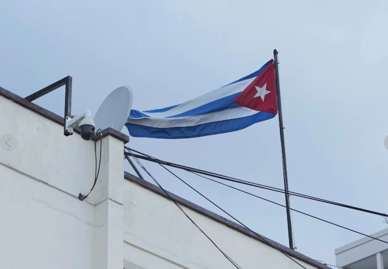 Ecuador declara persona “non grata” a embajador de Cuba y su misión. Les ordena abandonar el país