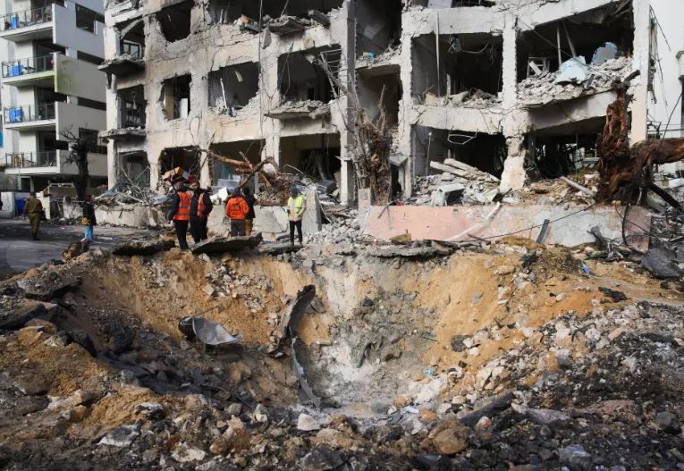 Irán jura venganza tras muerte de líder e intercambia ataques con Israel mientras guerra se amplía