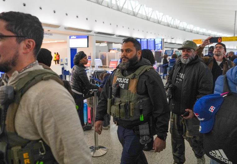 Agentes del ICE en puntos de control aeroportuarios; persisten los largos tiempos de espera