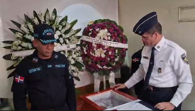 Director de la Policía asiste a velatorio de raso caído en servicio