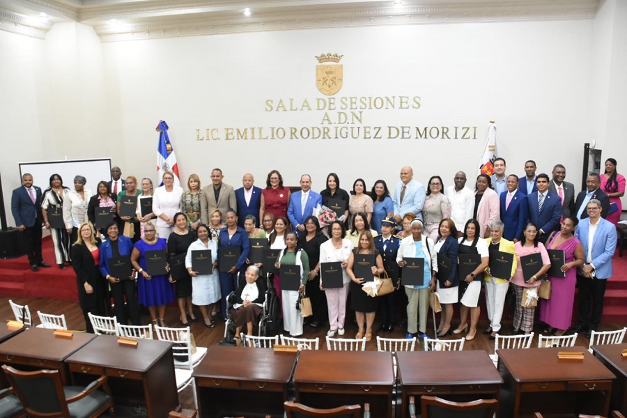 Alcaldía y Regidores del DN rinden tributo a 33 mujeres ejemplares