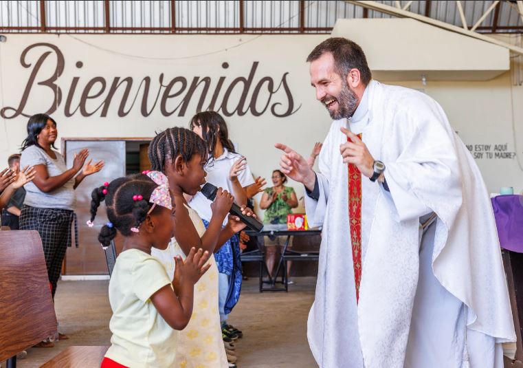 Mientras cambian las dinámicas fronterizas, un sacerdote sigue atendiendo a migrantes y deportados
