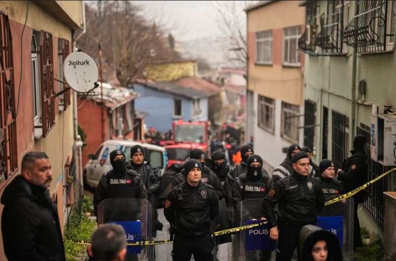 Rescatistas trabajan tras derrumbe de dos edificios en el centro de Estambul por explosión de gas