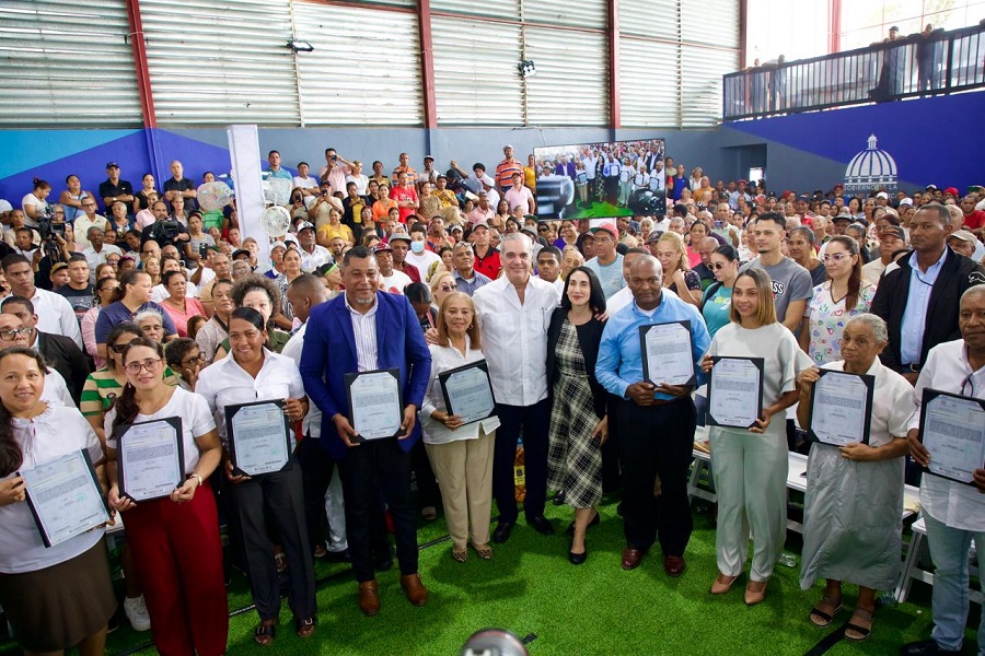 Abinader entrega 1,025 títulos de propiedad en Hato del Yaque -Santiago