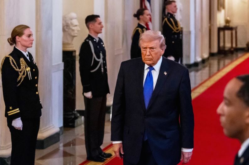 Trump rechaza crecientes críticas a su plan de guerra contra Irán mientras el conflicto se extiende