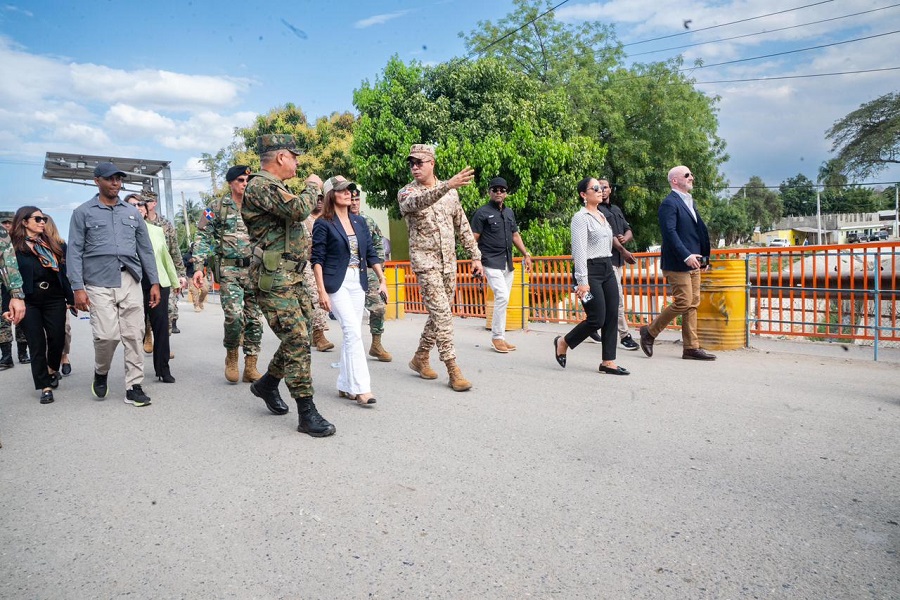 Ministro de Defensa y embajadora de EE.UU. realizan recorrido por la zona fronteriza de Dajabón