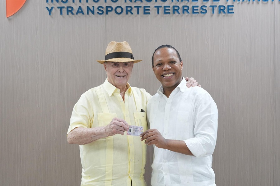 Hipólito Mejía obtiene su nueva licencia de conducir
