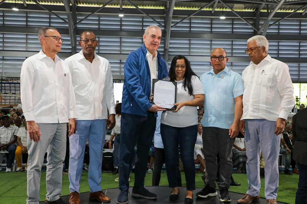 Abinader entrega 2,000 de 8,000 títulos de propiedad en Los Guandules y Nuevo Domingo Savio