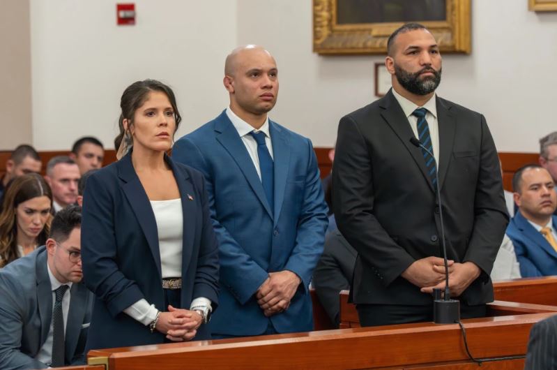 Acusan a policías estatales de Massachusetts por muerte de recluta en combate de boxeo