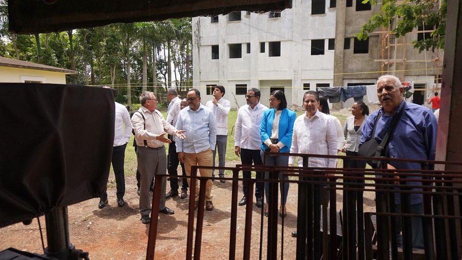 Ministro de Justicia supervisa cárcel de Salcedo