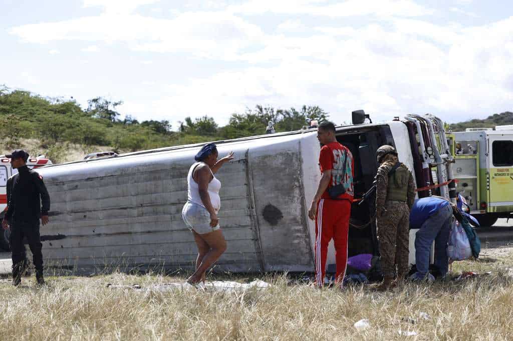 Autobús se vuelca en la circunvalación de Baní; hay un muerto