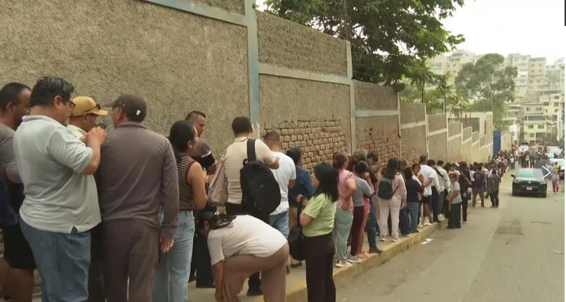 Falla logística extiende elecciones en Perú a un segundo día