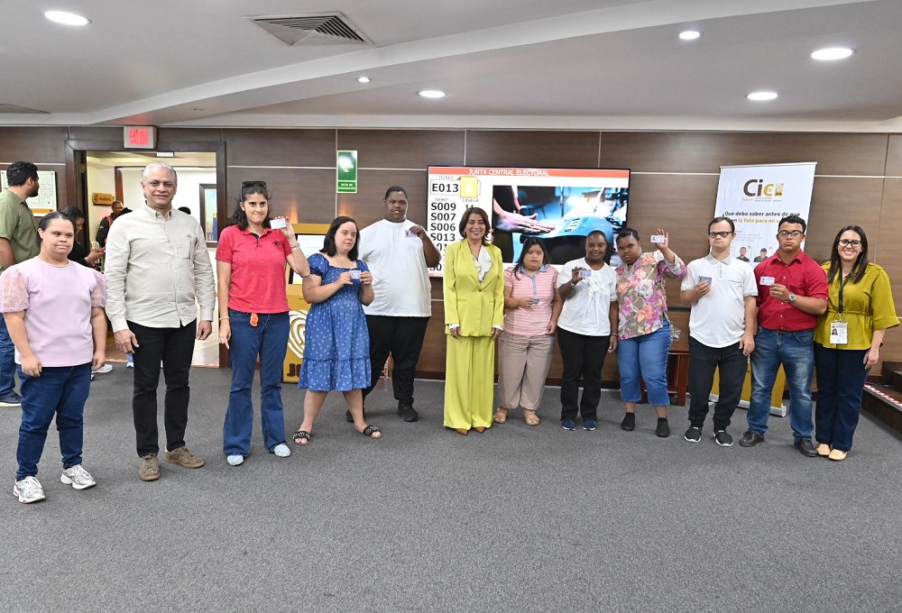 JCE continúa entrega de la nueva cédula a personas con discapacidad en coordinación con CONADIS