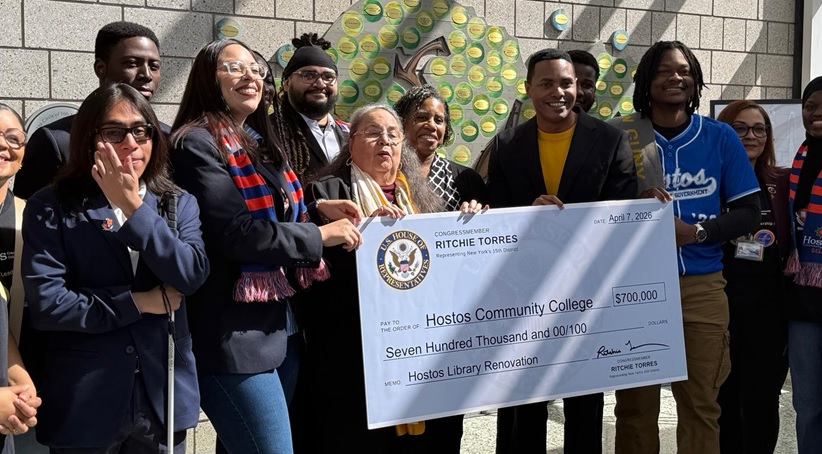 Torres entrega US$700 mil para renovar biblioteca de Hostos