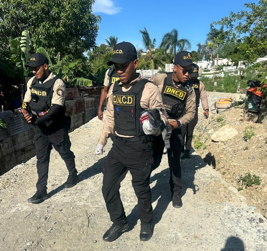 La DNCD y el MP ejecutaron 10 allanamientos y arrestaron a 27 personas en el DN y SD