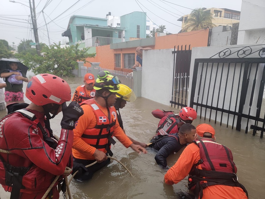 Defensa Civil atiende situaciones provocadas por las lluvias desde este martes