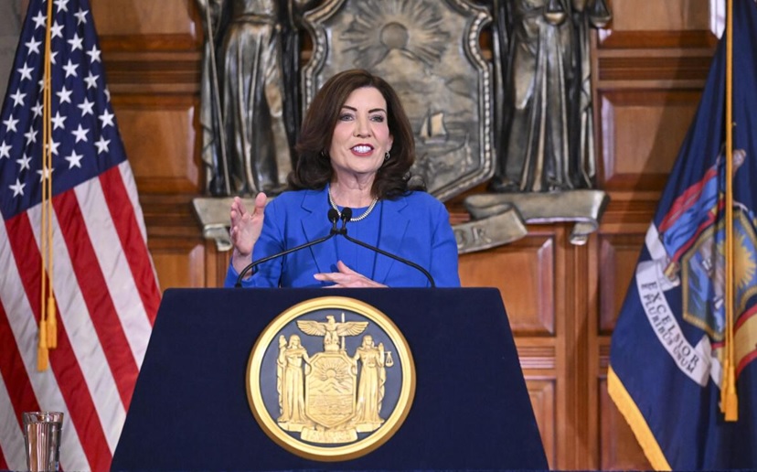 Gobernadora de NY ordena nexo NYPD-ICE en crímenes violentos