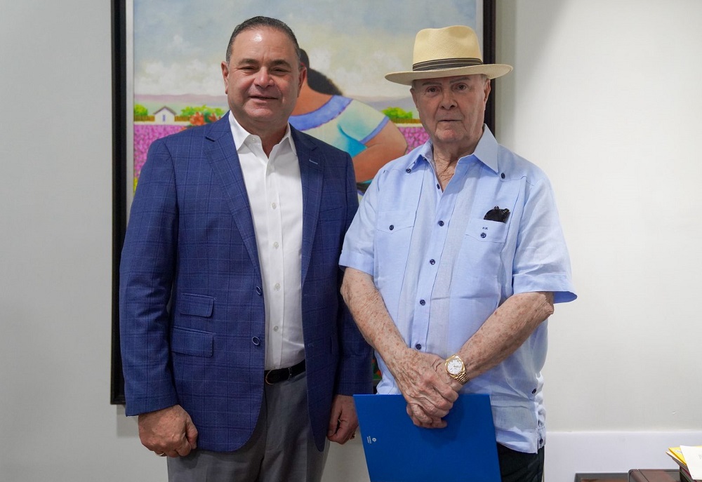 Hipólito Mejía apoya proceso de transformación y mecanización iniciado en Agricultura