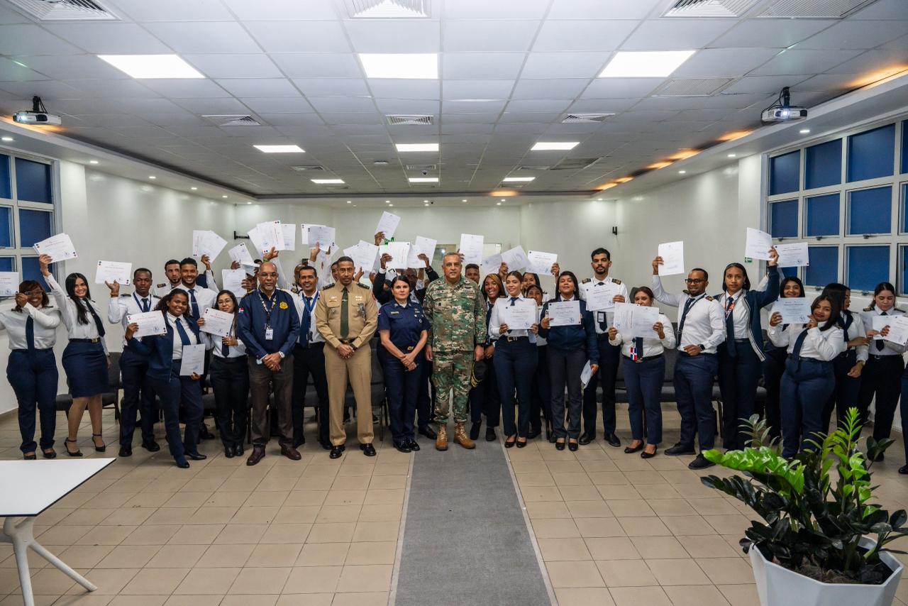 Certifican a 37 nuevos inspectores migratorios tras agotar proceso de pasantías