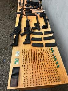 Ocupan cinco armas de fuego y más de 200 municiones en allanamiento en Barahona