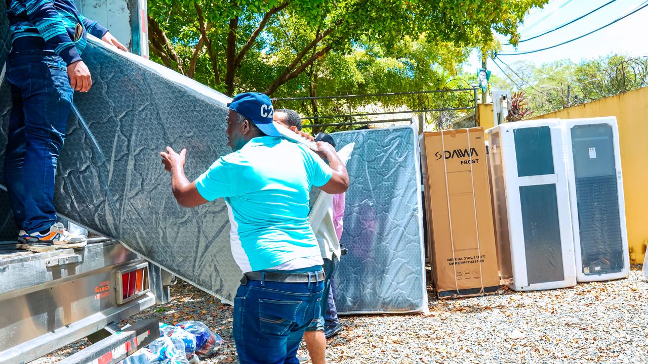 Gobierno entrega a través de DASAC enseres a familias afectadas por inundaciones