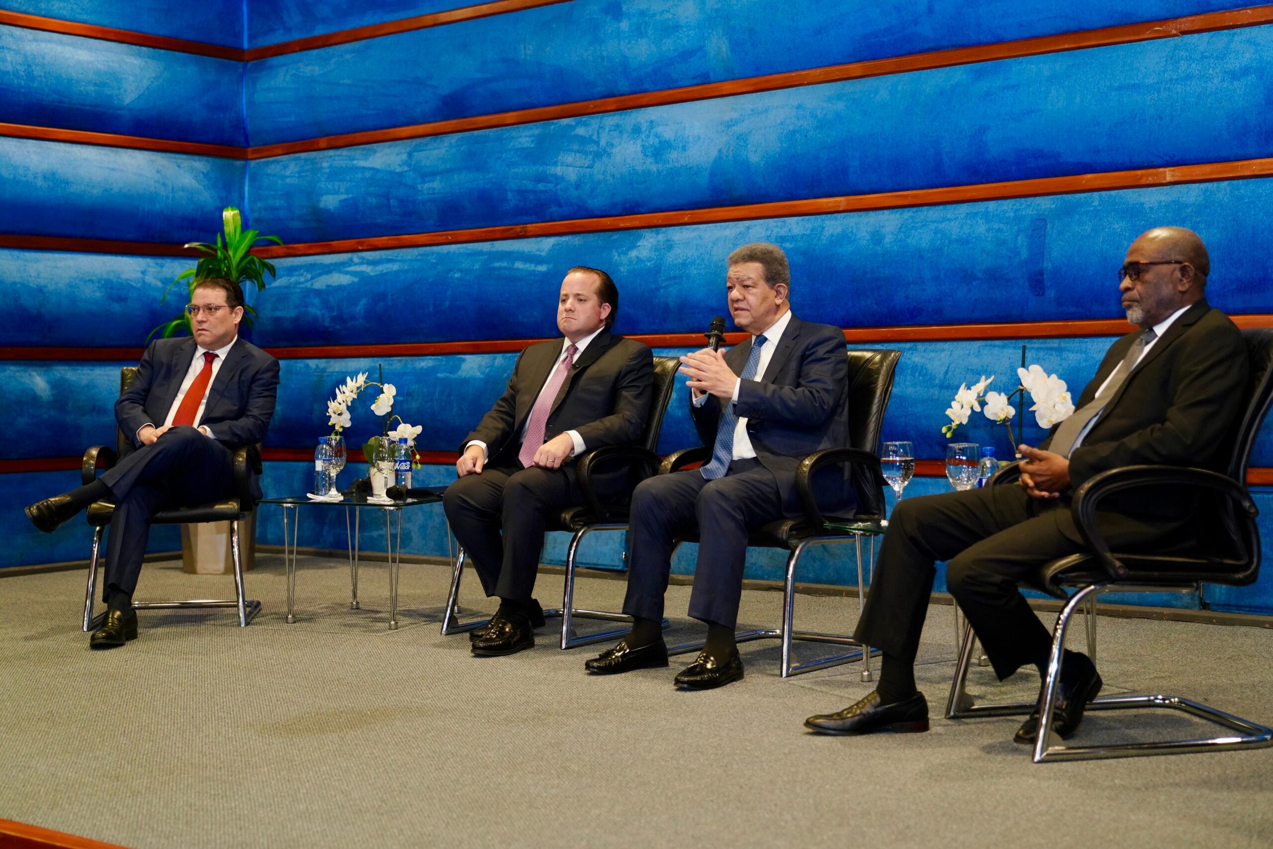 Leonel valora diálogo con comisión oficial y pide transparencia al Gobierno