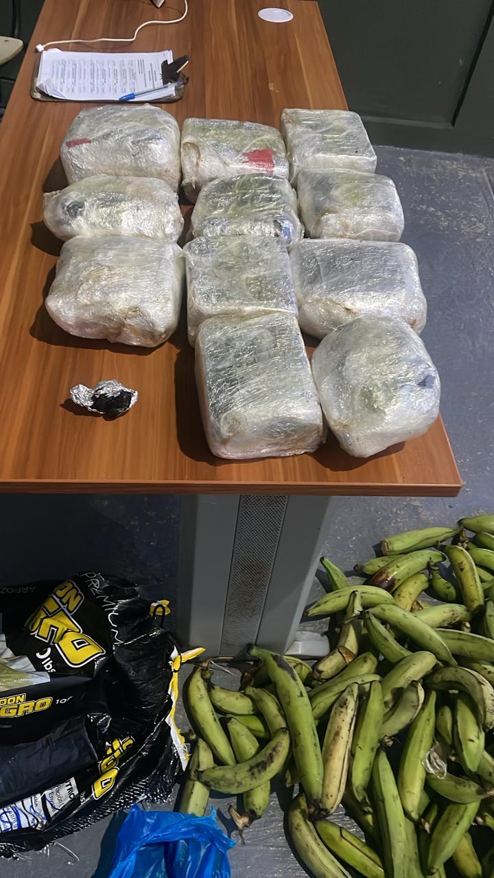 Detienen chófer y cobrador de autobús con once paquetes de presunta marihuana en Barahona