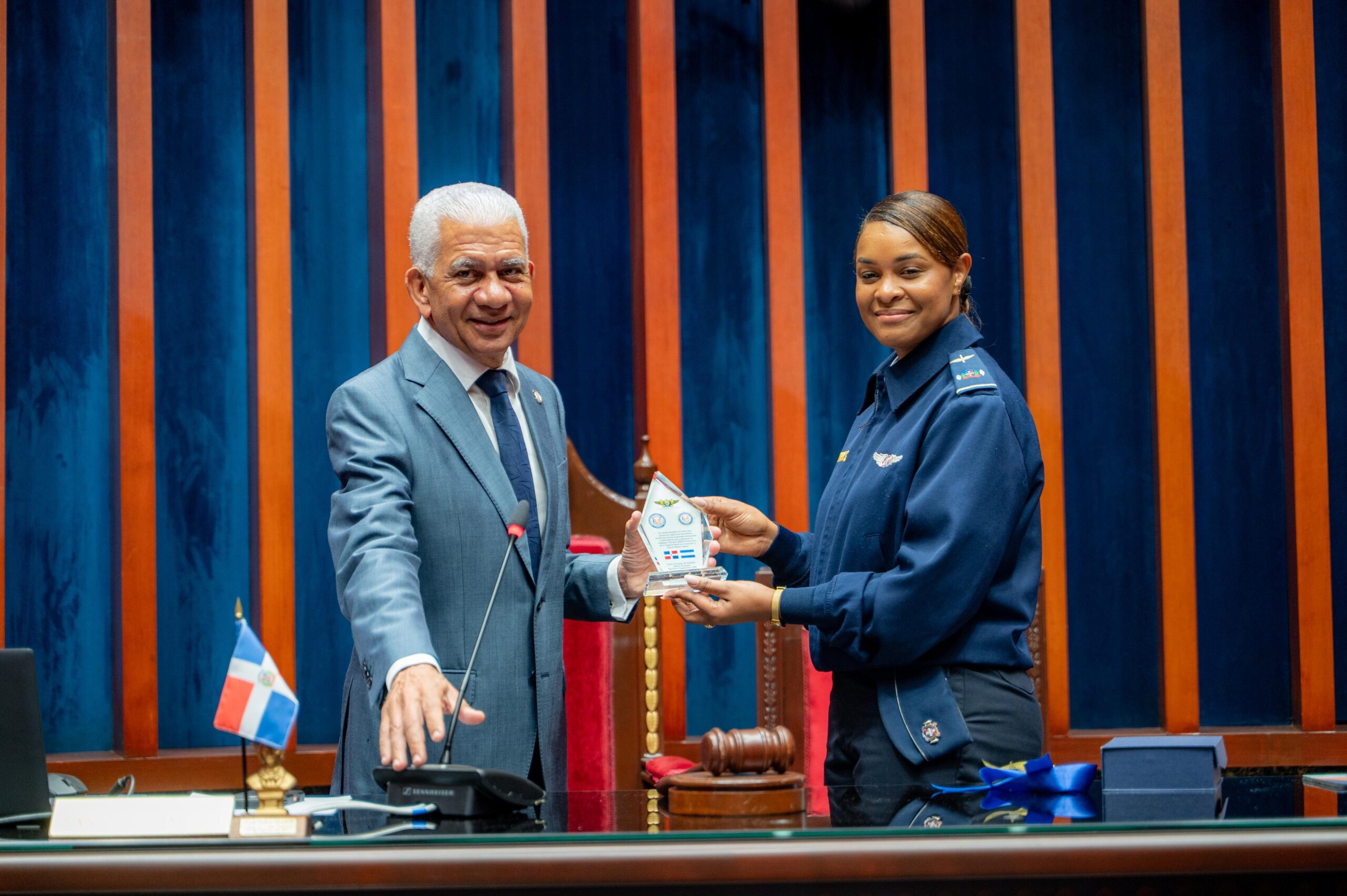Oficiales de la FARD distinguen a Ricardo de los Santos por su compromiso con la excelencia académica