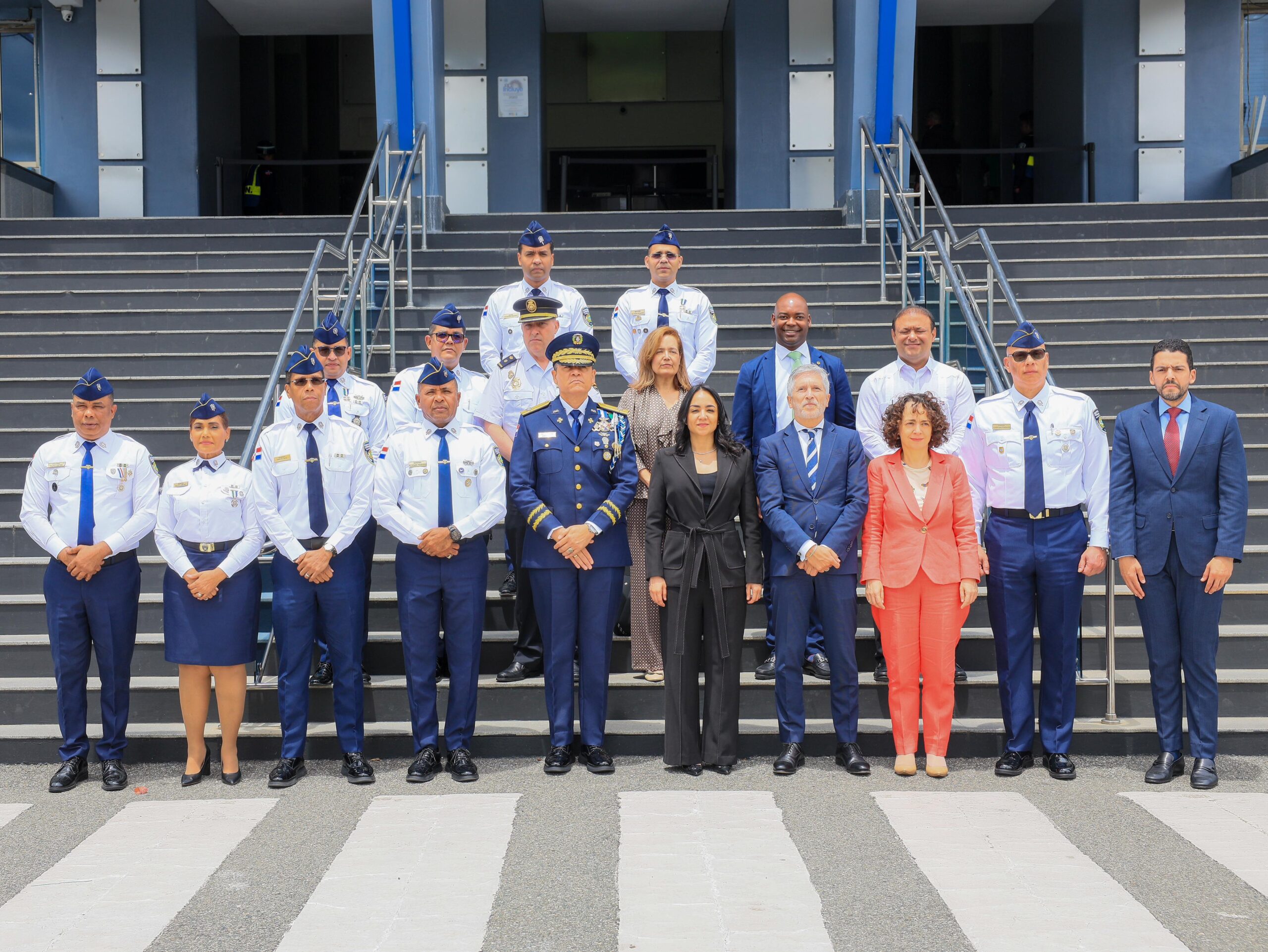 Ministra de Interior y director general PN reciben delegación española