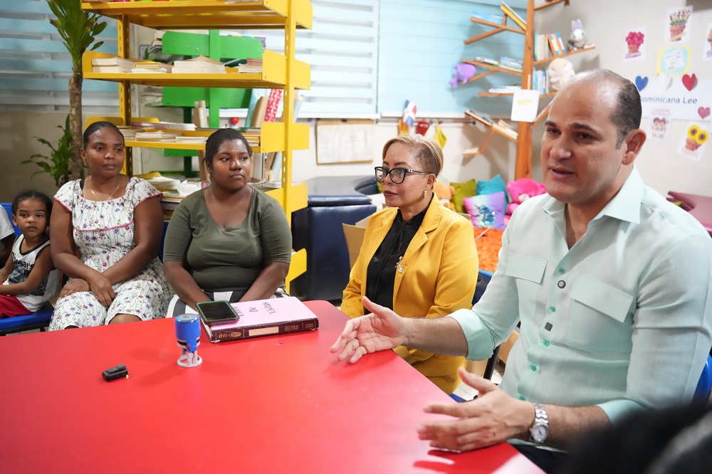 INABIE entrega útiles escolares a estudiantes afectados por lluvias