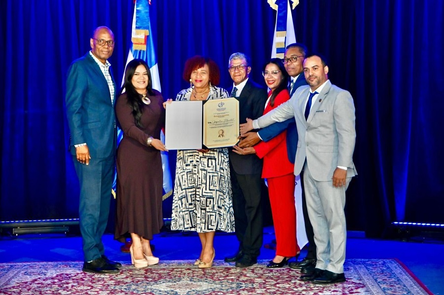 El CDP-DN reconoce a la periodista Jacqueline Morrobel