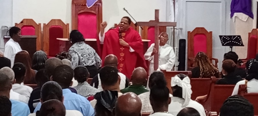 Abinader se compromete a construir templo en San Luis, revela sacerdote