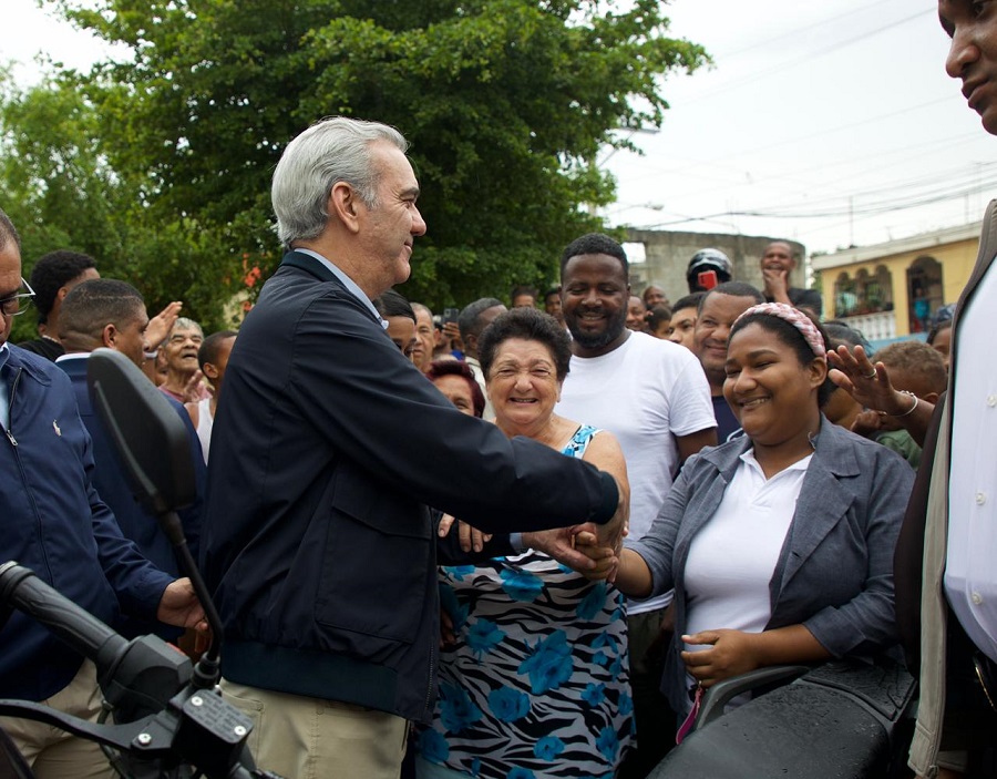 Abinader garantiza asistencia en Nuevo Amanecer tras recorrido