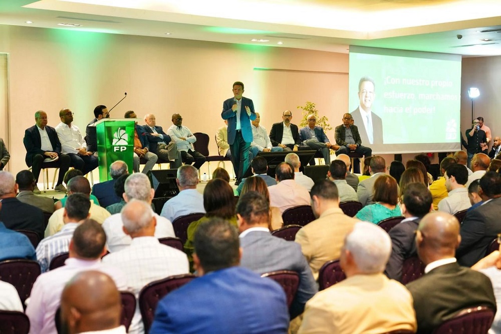 Leonel Fernández encabeza sesiones de trabajo de la DC de FP en el Este y el Gran Santo Domingo