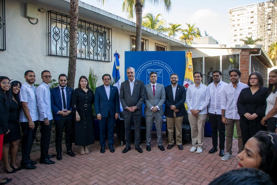 Presidente Abinader conversa con estudiantes universitariossobre educación
