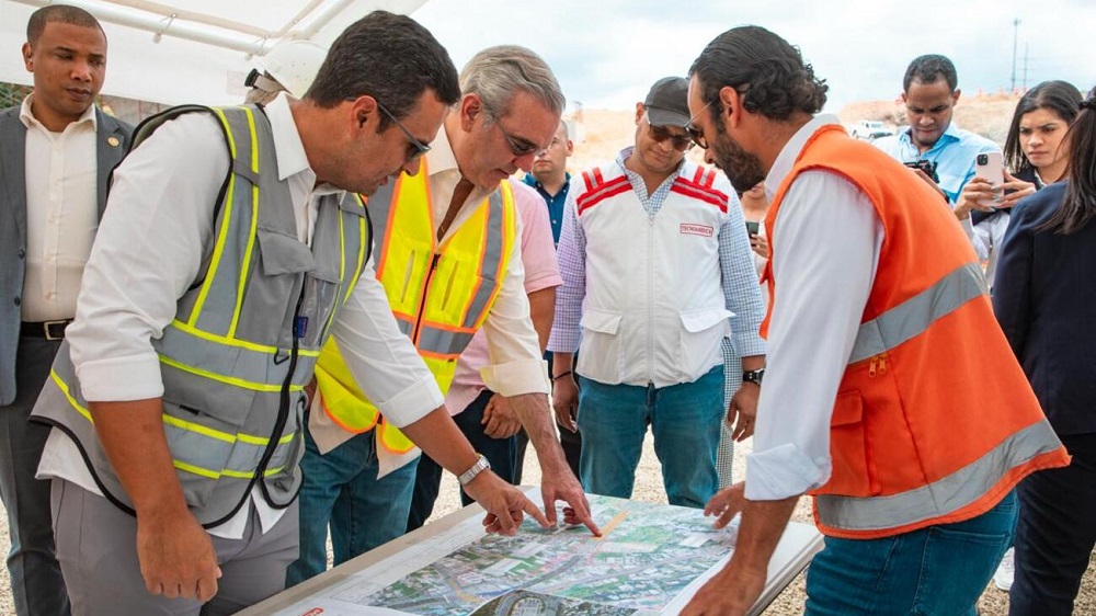Abinader supervisa avances en la construcción de la avenida República de Colombia