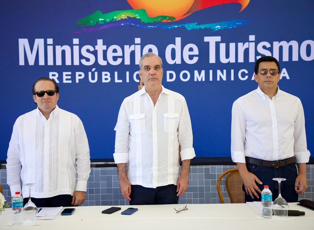 Presidente Abinader entrega obras de renovación de la playa Sosúa y su plaza de vendedores