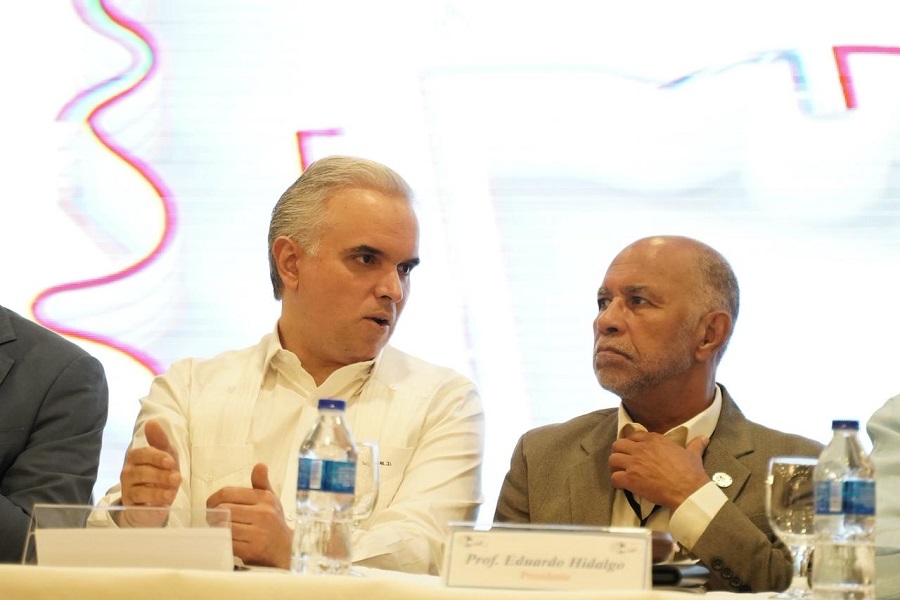 De Camps reafirma compromiso con el magisterio y la educación