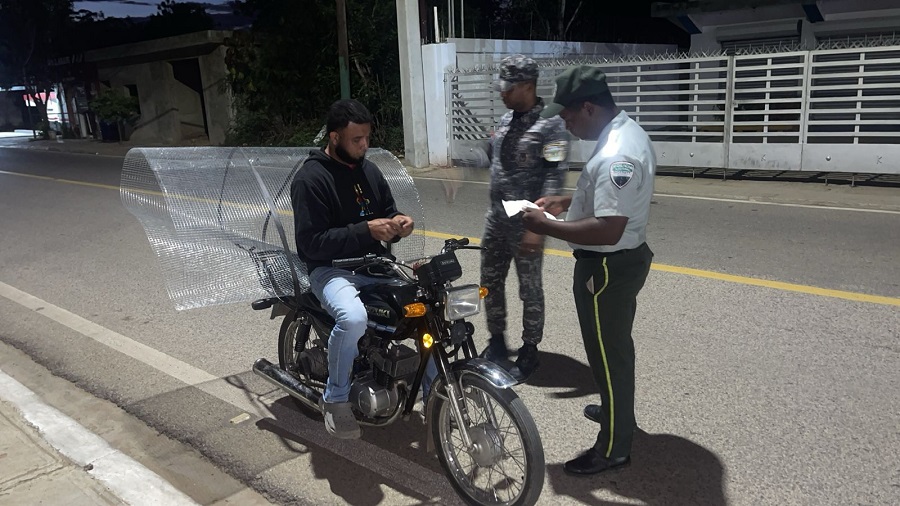 DIGESETT realiza jornada preventiva por uso inadecuado de luces en coordinación con la Policía