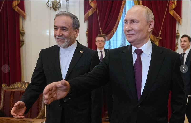 Irán ofrece abrir estrecho de Ormuz si EEUU levanta bloqueo y pone fin a guerra, dicen funcionarios