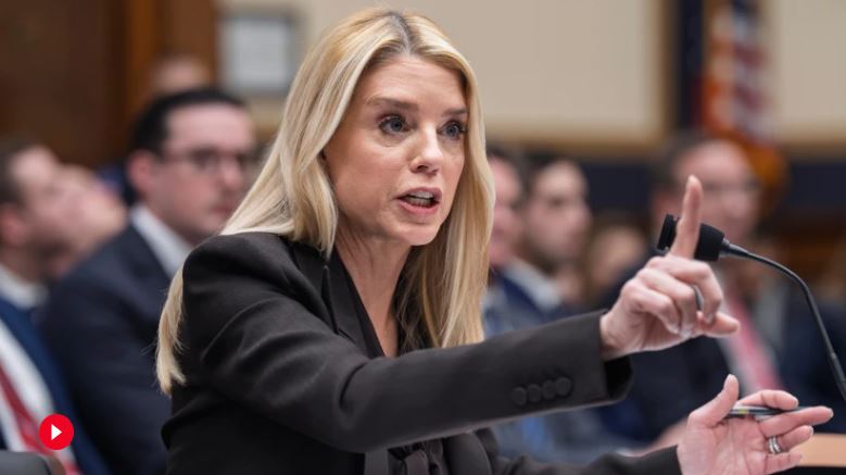 Bondi tuvo dificultades para superar el error cometido con los archivos de Epstein