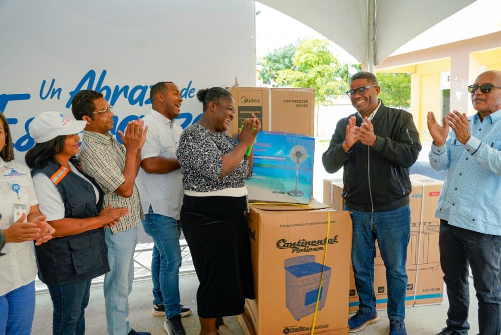 Propeep extiende mano solidaria a cientos de familias Imbert y Montellano