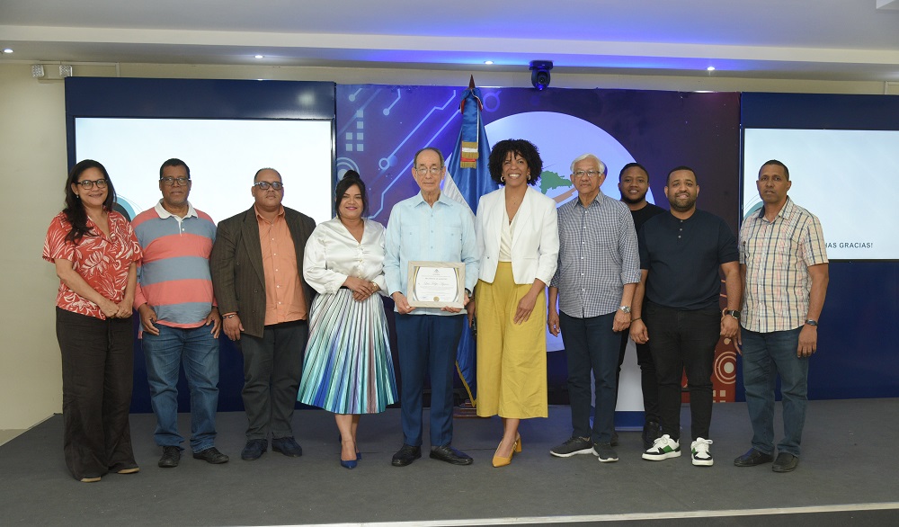 Luis Felipe Aquino imparte cátedra sobre Orígenes y evolución del turismo