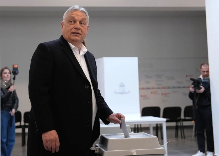 Hungría decide en una elección clave que podría sacar del poder al primer ministro populista Orbán